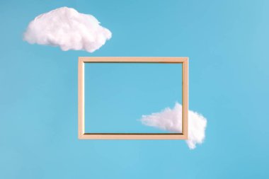 Mavi arkaplanda soyut bulutlarla çerçeve 