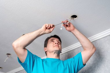 Elektrikçi LED spot ışıkları kurmadan önce kabloları hazırlayın