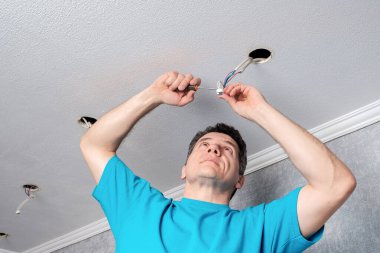 Elektrikçi LED spot ışıkları kurmadan önce kabloları hazırlayın