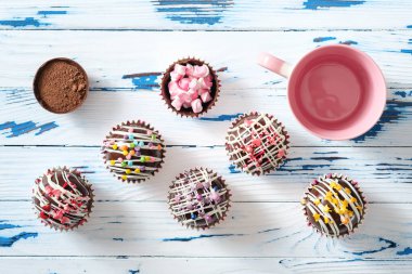 Kakao bombaları kakao tozu ve lokum dolu siyah çikolata kabuklarıdır.