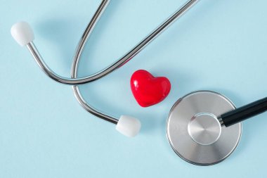 Mavi arka planda steteskop ve kalp.