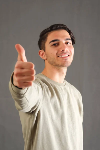 Giovane uomo che fa felice pollice in su gesto — Foto Stock