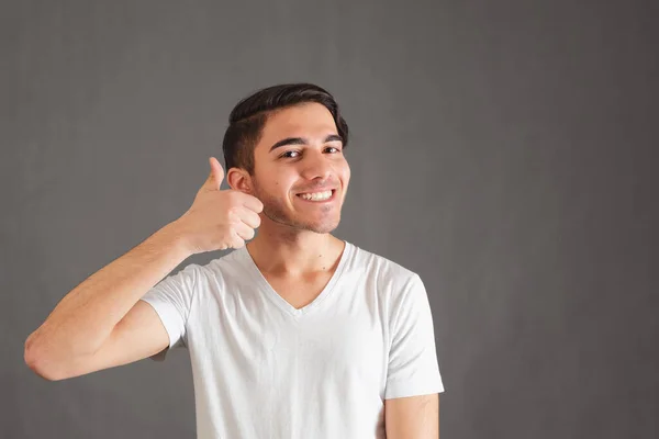 Jovem engraçado homem fazendo feliz polegares até gesto — Fotografia de Stock