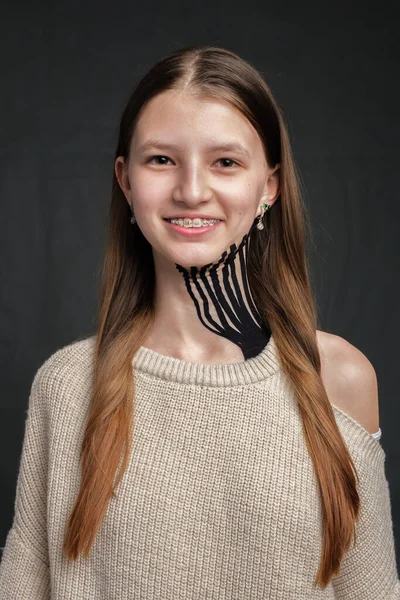 Kineziologická páska umístěná na krku mladé kavkazské teenagerky — Stock fotografie