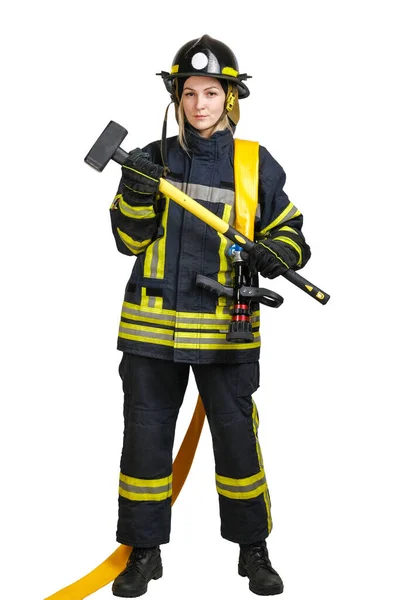 Młoda odważna kobieta w mundurze strażaka z wężem strażackim i młotem kowalskim — Zdjęcie stockowe