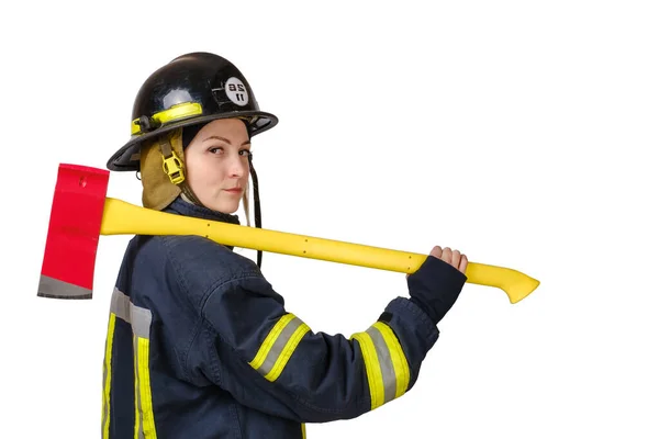 Junge Frau in Uniform von Feuerwehrmann mit Axt isoliert — Stockfoto