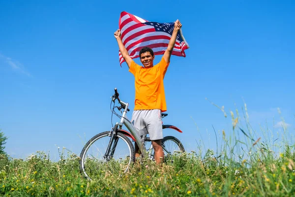 Guapo Joven Afroamericano Sosteniendo Ondeando Bandera Pie Con Bicicleta Prado —  Fotos de Stock