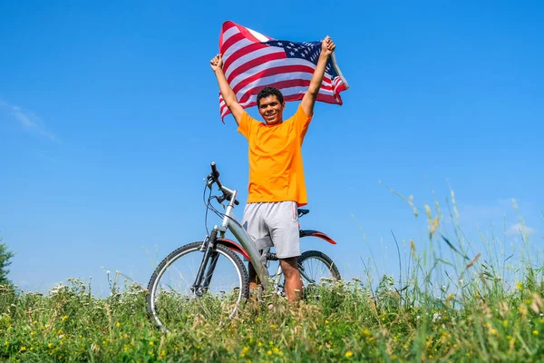 Schöner Junger Afroamerikanischer Mann Hält Und Schwenkt Die Usa Flagge — Stockfoto