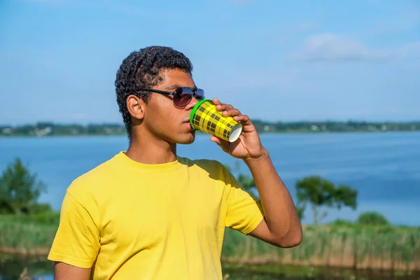 Uomo Afroamericano Occhiali Sole Godendo Gusto Del Caffè All Aperto — Foto Stock