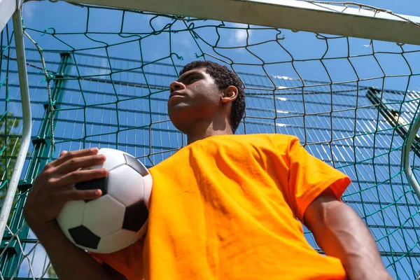 Mladý Afroameričan Drží Fotbalový Míč Zatímco Stojí Fotbalovém Cíli Sportovním — Stock fotografie