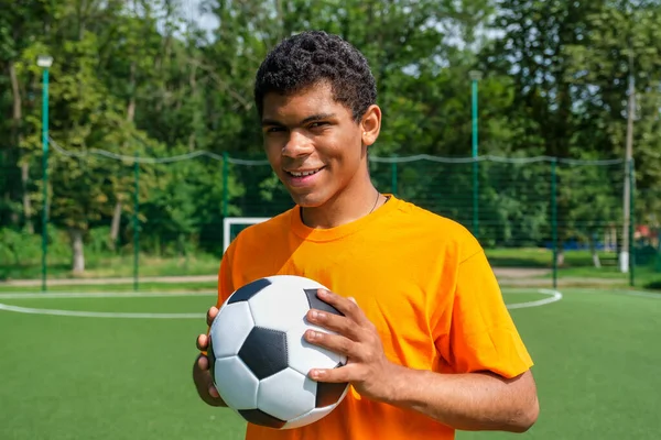 Portrét Mladého Brazilského Muže Držícího Fotbalový Míč Zatímco Stojí Sportovním — Stock fotografie