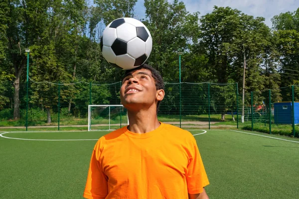Brezilyalı Futbolcu Yaz Aylarında Futbol Topunu Spor Sahasında Hokkabazlık Yaparak — Stok fotoğraf
