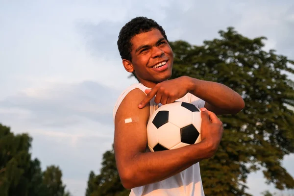 Mladý Usmívající Afro Americký Sportovec Drží Fotbalový Míč Ukazuje Svou — Stock fotografie