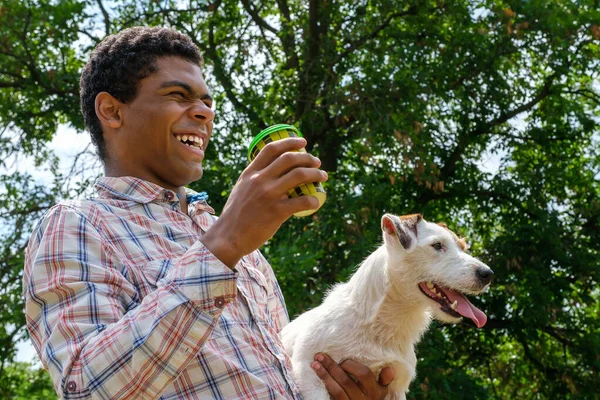 Jovem Sorridente Afro Americano Segurando Jack Russell Cão Terrier Café — Fotografia de Stock