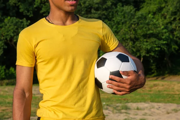 Portrét Mladého Afroamerického Muže Držícího Fotbalový Míč Když Stojí Venku — Stock fotografie