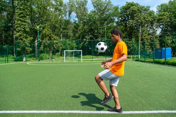 Mladý Brazilský Fotbalista Sportovním Hřišti Kopání Vycpávání Fotbalový Míč Cvičení — Stock fotografie