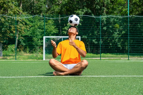 Brezilyalı Futbolcu Yaz Aylarında Spor Sahasında Oturarak Futbol Topunu Hokkabazlık — Stok fotoğraf
