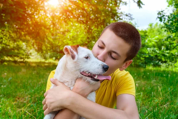 Conceito Amizade Amor Homem Cão Pet Proprietário Beijando Abraçando Jack — Fotografia de Stock