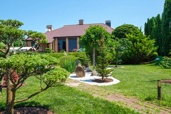 European Style Villa Pool Garden Nicely Trimmed Bushes Trees Front — Stock Photo, Image