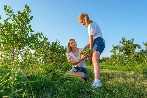 Joven Madre Con Hija Recogiendo Arándanos Granja Orgánica Concepto Empresa —  Fotos de Stock