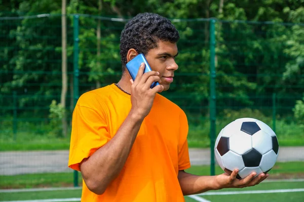 Portrét Mladého Brazilského Muže Držícího Fotbalový Míč Používat Smartphone Při — Stock fotografie