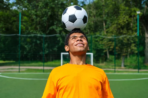 Brezilyalı futbolcu yaz aylarında futbol topunu spor sahasında hokkabazlık yaparak eğitir ve geliştirir.
