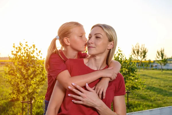 Έφηβη Αγκαλιάζει Και Φιλάει Μητέρα Της Στη Φύση Ηλιοβασίλεμα Καλοκαίρι — Φωτογραφία Αρχείου