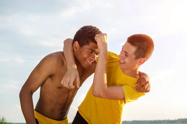 Dva afroameričtí a bělošští přátelé se baví, hádají a smějí venku — Stock fotografie