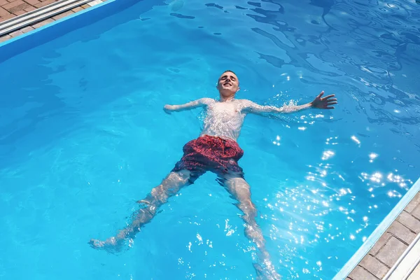 プールで凍える障害者 — ストック写真