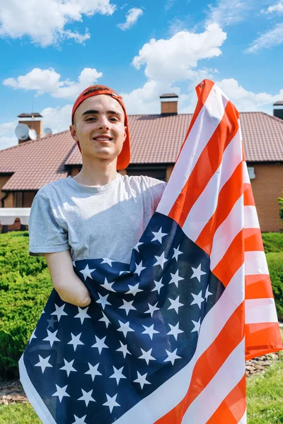 Young amputee with USA flag — Stock Photo, Image