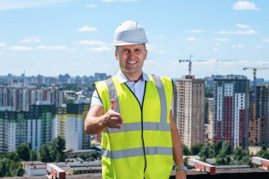 İnşaatçı el sıkışmak için bir elini uzatır. 