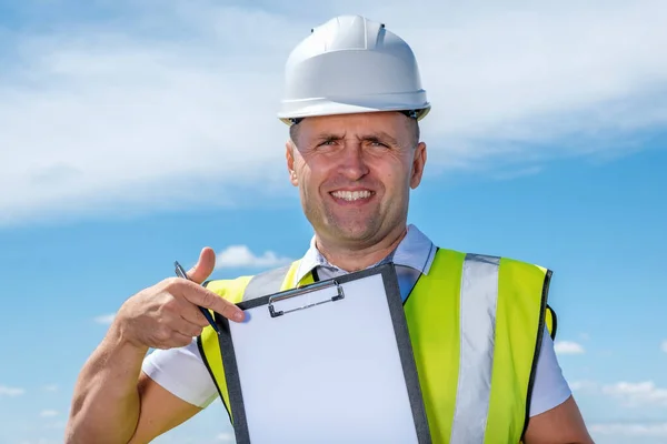 Adult foreman showing blank document — Stock Photo, Image