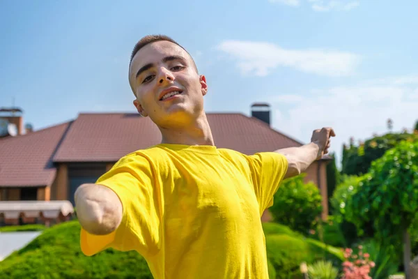 Giovane con disabilità esercizio in cortile — Foto Stock