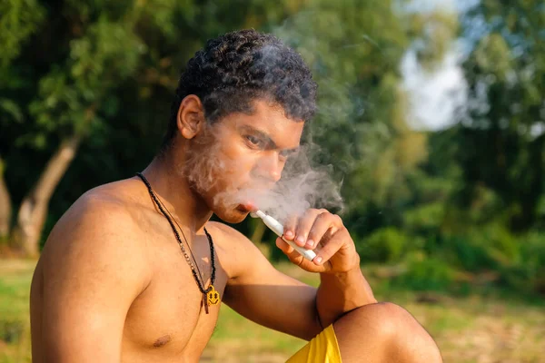 Jovem afro-americano vaping e-cigarro com e-líquido — Fotografia de Stock