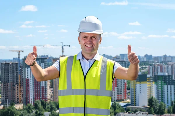 Budowniczy pokazuje kciuki w górę dwiema rękami na dachu — Zdjęcie stockowe
