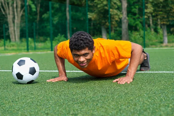 İspanyol futbolcu yaz aylarında spor sahasında antrenman yapıyor. — Stok fotoğraf