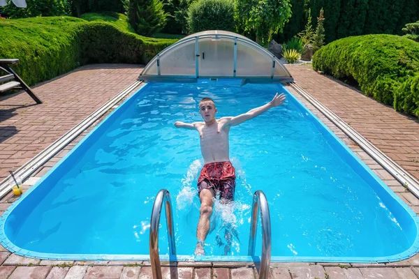 Uomo disabili che salta in piscina — Foto Stock