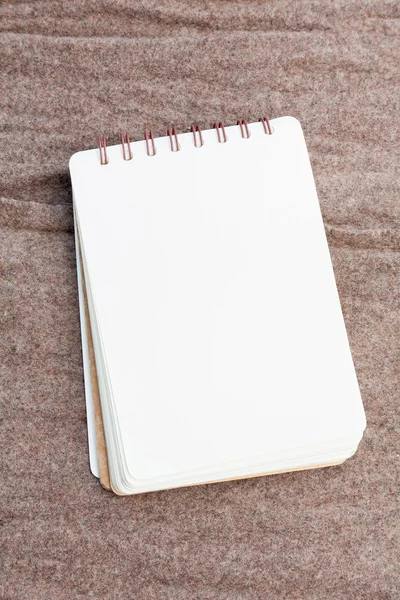 kumaş üzerine defter sayfası