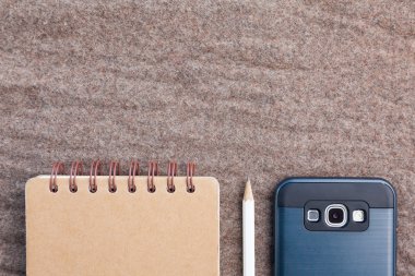 beyaz sayfa kalem ve akıllı telefon