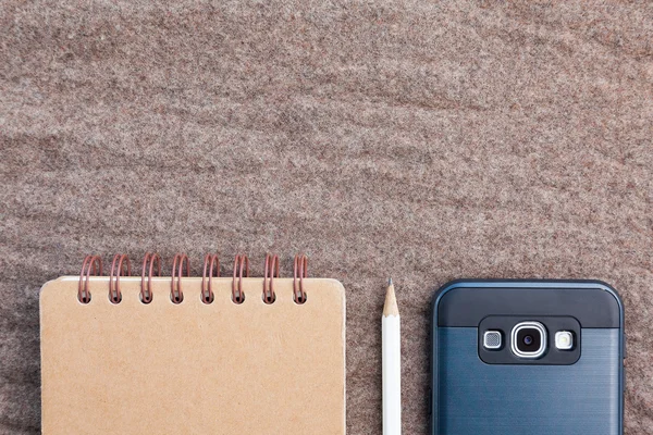 beyaz sayfa kalem ve akıllı telefon