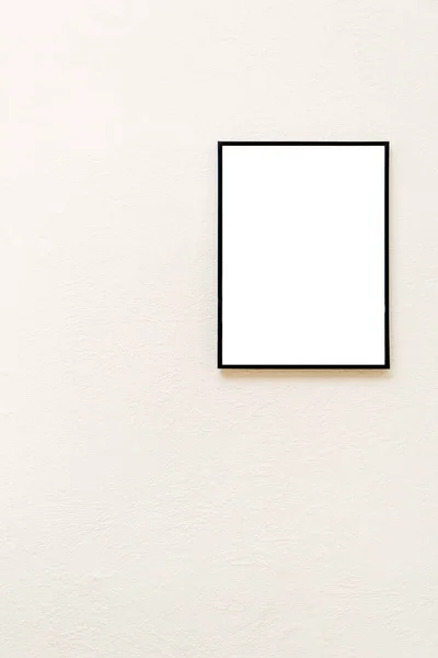 Ein leerer Rahmen auf dem Hintergrund einer strukturierten beigen Wand — Stockfoto