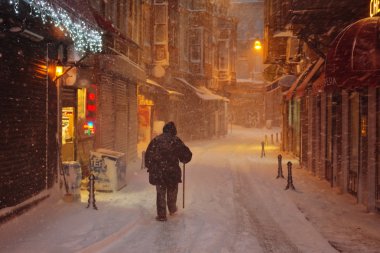 Bir adam karda yürür