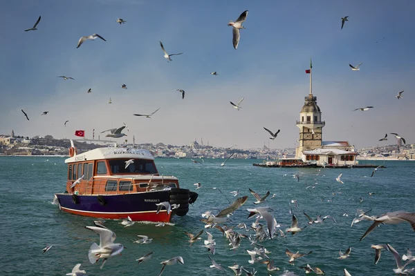 Kız Kulesi veya Kiz Kulesi yakınında tekne 