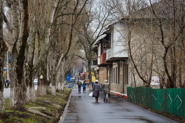 老城区的街道 人们走在人行道上 — 图库照片