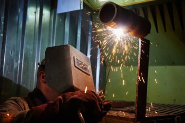 Elektrikli kaynakçı. Meslek olarak. Sanayi