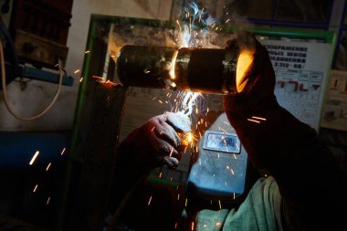 Elektrikli kaynakçı. Meslek olarak. Sanayi