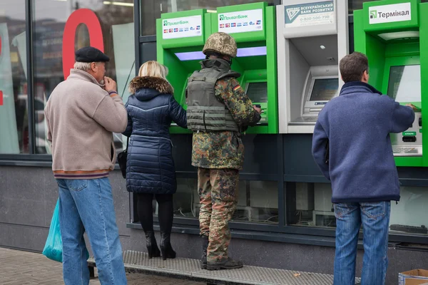 Militares ucranianos no ATM — Fotografia de Stock