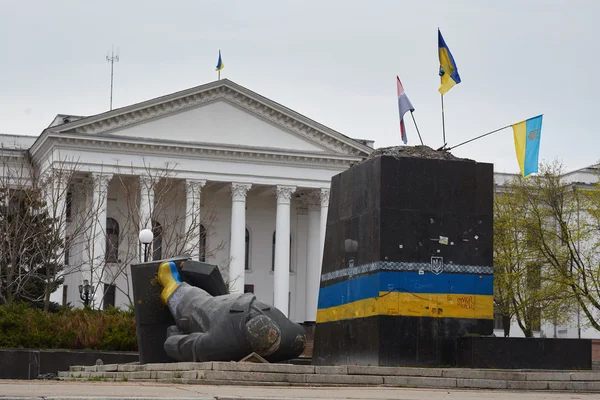 Kramatorsk. Une statue déchue de Lénine — Photo