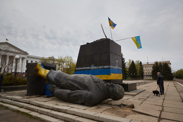 Kramatorsk. A fallen statue of Lenin