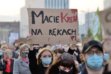Kadın grevi. Kürtaj yasalarının sıkılaştırılmasına karşı protestocular Lodz sokaklarını kapattılar. 26 Ekim 2020 Lodz, Polonya